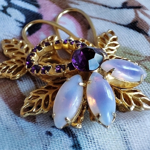 Purple Opaline Prong Set Rhinestone Gold Tone Rhodium Plate Vintage Brooch EUC - Picture 6 of 9